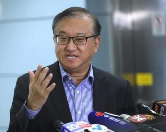 激进示威者早高峰再堵香港地铁，疯狂按紧急键123次