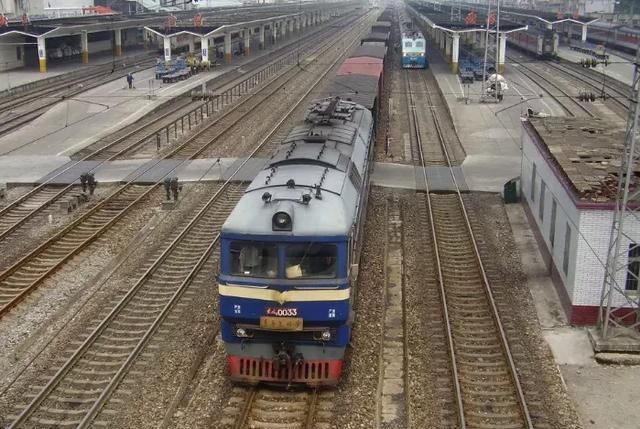 全国的火车站都是以城市命名的，但是这个地方是以城区命名