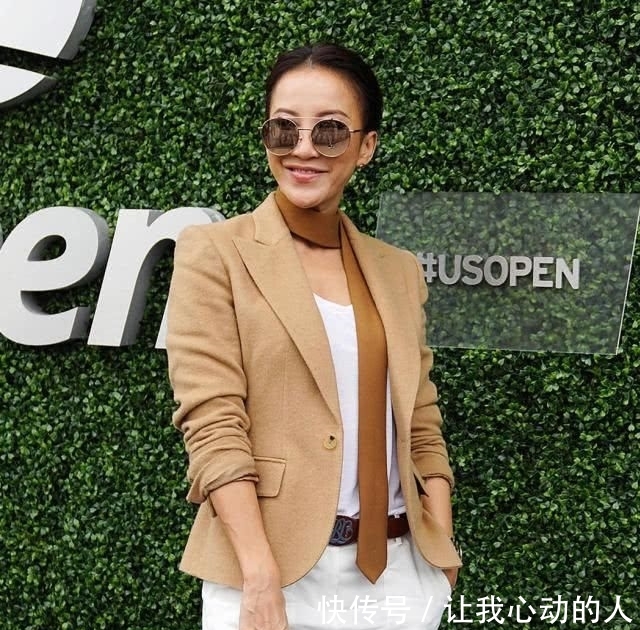  「感觉」李玟开挂了，西服配白色休闲裤帅气减龄，身材比例堪比超模