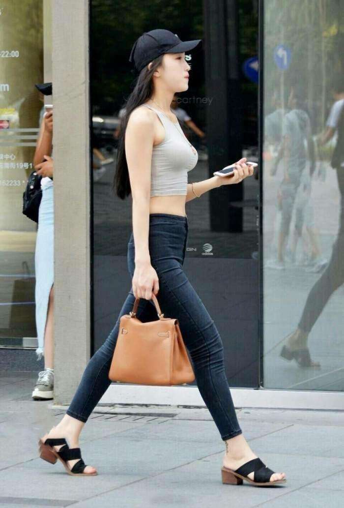 街拍: 紧身T恤的小姐姐, 挺拔身材让人侧目
