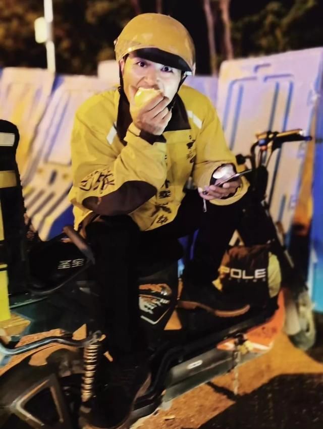  赵彬：看完这个外卖小哥的朋友圈，我惊了