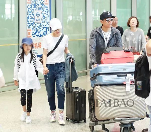 李小璐高调复出靠母女装扮嫩?刘雯一裤两穿太会搭…【海报街拍】