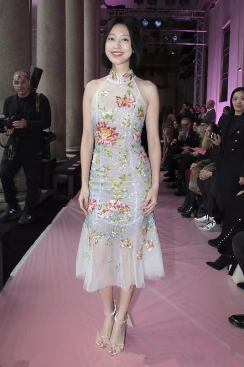 张俪不走T台可惜了，这透视衫穿的太性感！吉克隽逸赶她差远了！