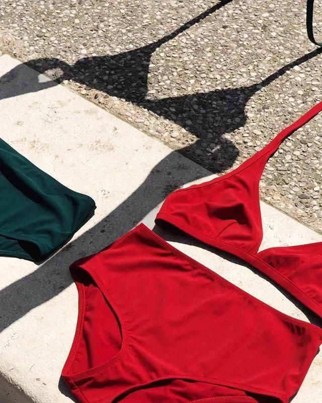 性感的泳衣才是这个夏天的标配