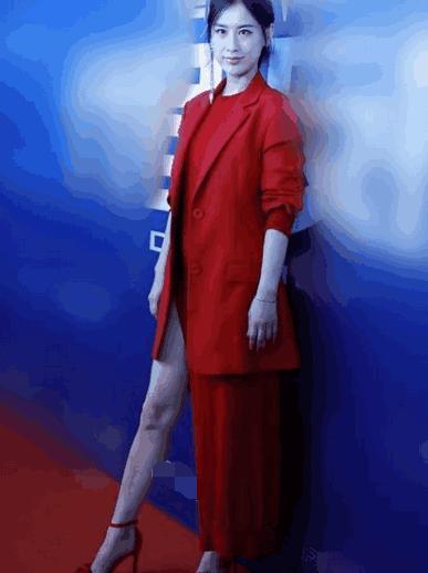 黄圣依为了秀腿, 把裙子剪掉一半就出门, 却意外的时尚!