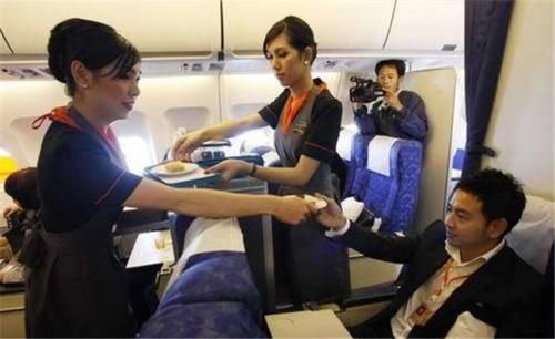  空姐：为什么坐飞机时，空姐会不停的送吃的？多数人不知其中“