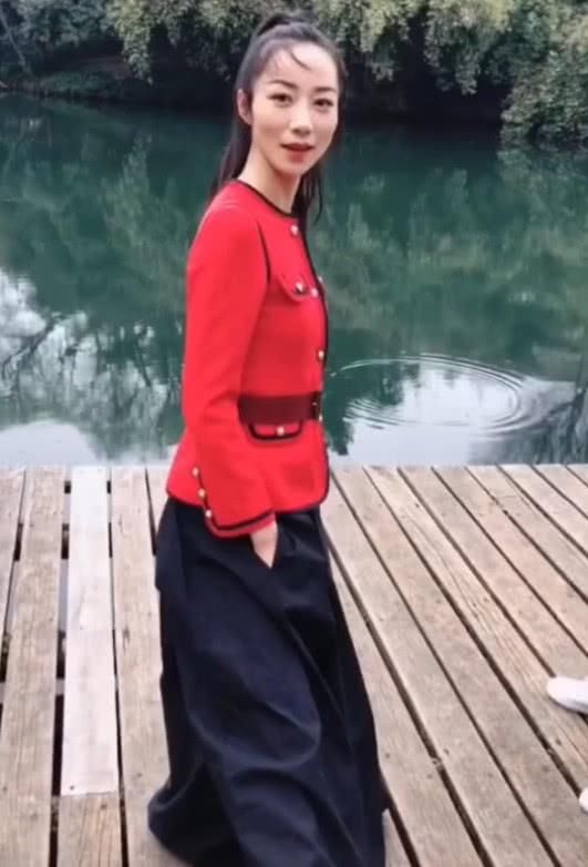 韩雪这条裤子真辣眼睛！可以塞下5个韩雪，170的身高秒变矮人！