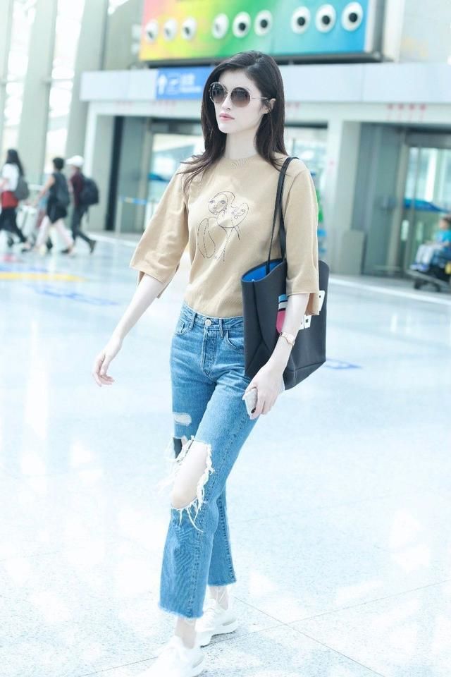 何穗高温穿天鹅绒连体裤，网友：能不能换双鞋子？