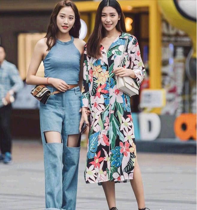 街拍：长腿细腰身姿阿娜的小姐姐，穿着时尚身形玲珑魅力十足！