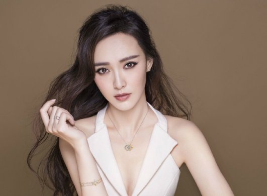 气质女神唐嫣的撩人照，图一气质非凡，图五看了让我舍不得翻页