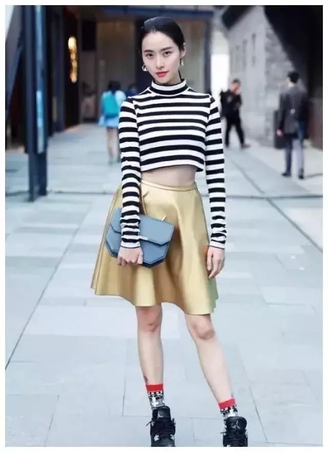 街拍：充满夏日风情的吊带上衣搭配黑色超短裤，很是凸显身材