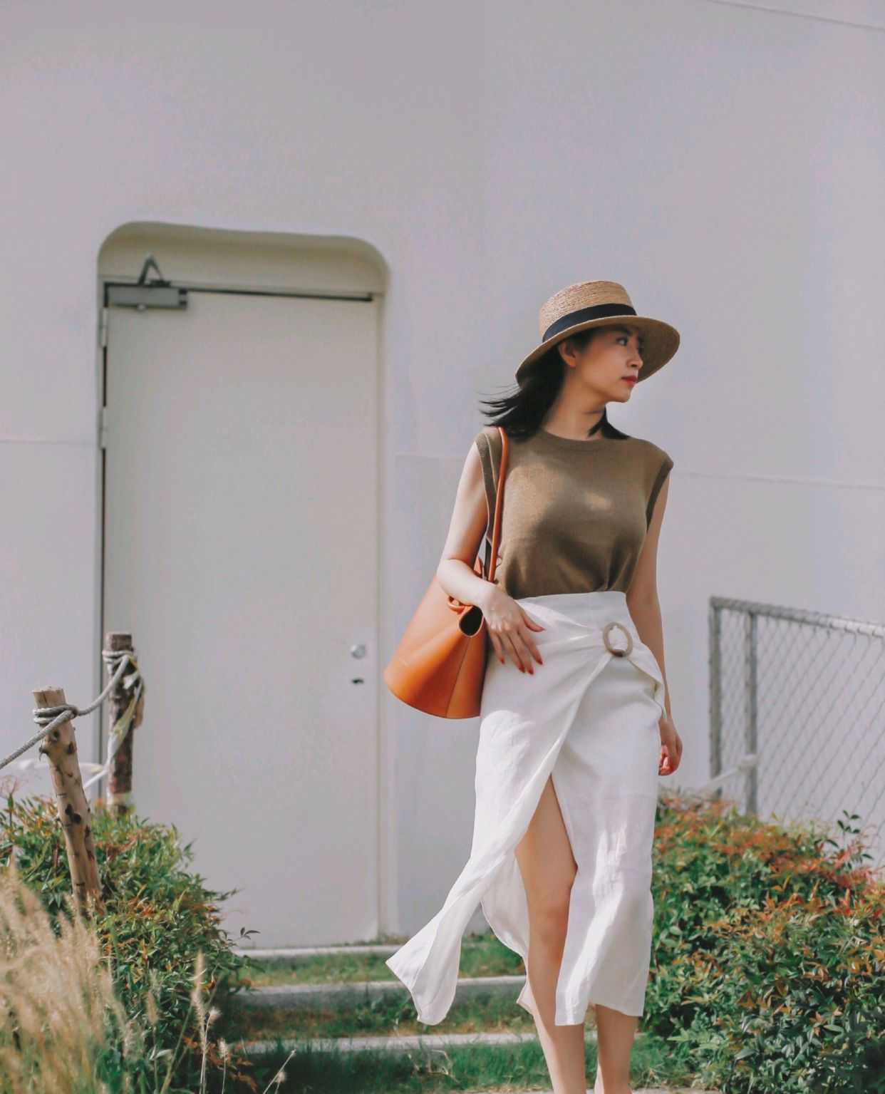  腿部线条：三木告诉你怎么穿出高级感,驼色针织衫配卡其色高腰裤,清新复古