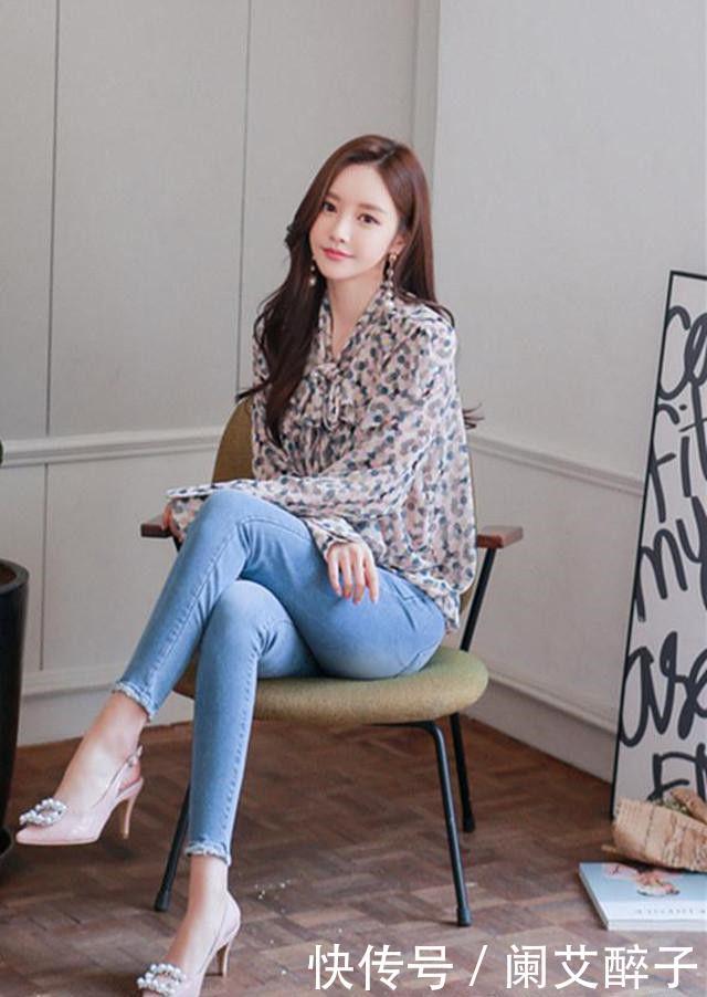 「加上」十分有魅力的牛仔裤美女,加上窈窕多姿的身材,时尚又靓丽!