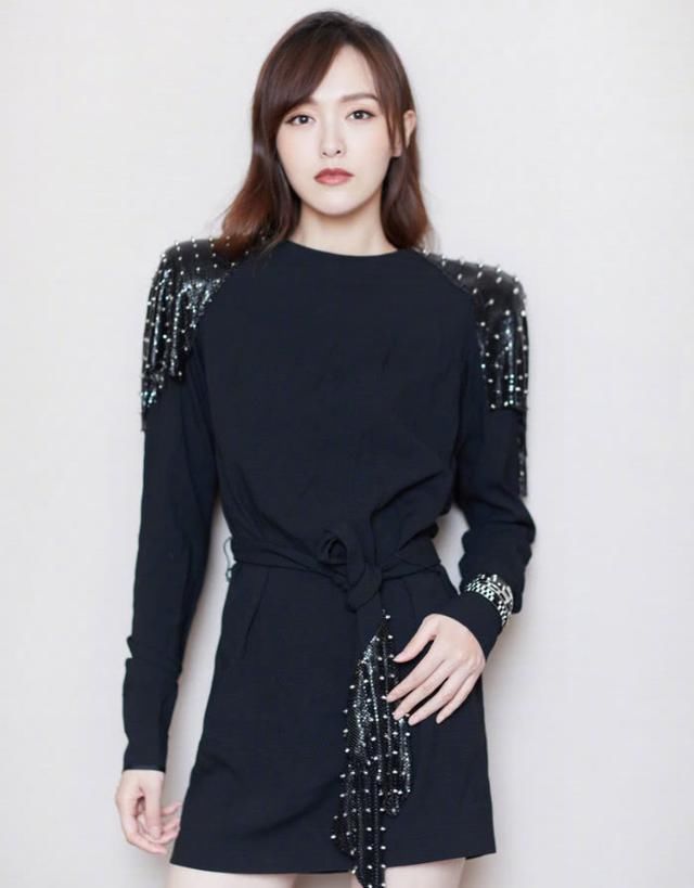 唐嫣现身活动，穿起了10cm高跟鞋，同框的梁朝伟好尴尬！