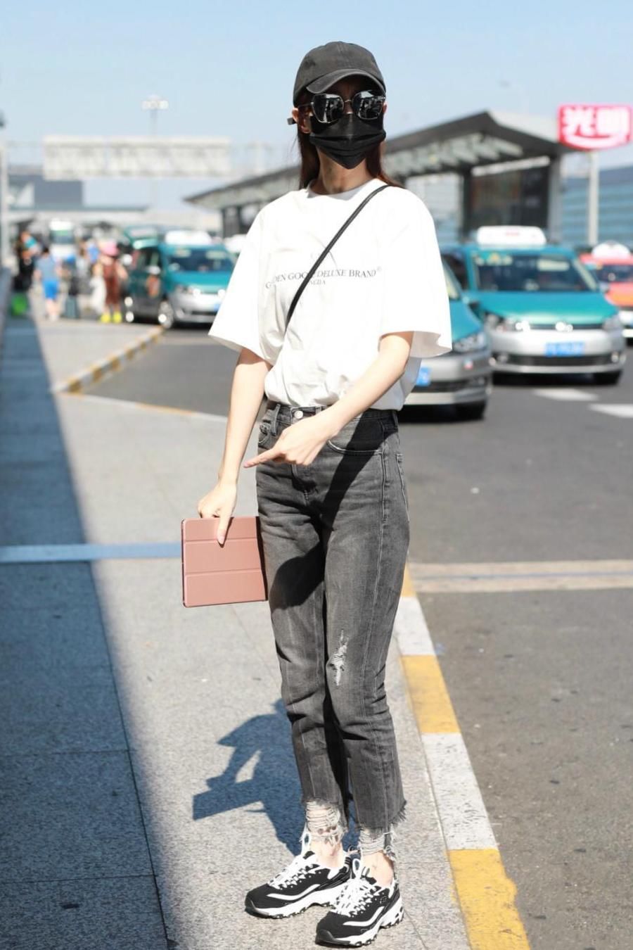 唐嫣到底有多瘦? 这么窄的紧身牛仔裤都穿不满, 网友: 有没有80斤