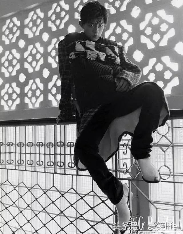 还没从易烊千玺的肱二头肌走出来，又掉进他深邃的眼睛里