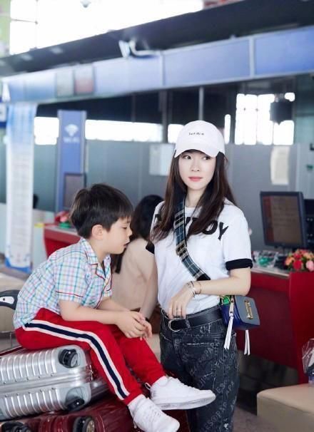 霍思燕一人带嗯哼现身机场，网友:鞋子穿对了，人美10倍!