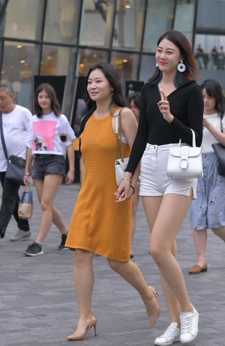 气质小姐姐一起出街，一个像裹着睡衣，一个紧身裤轻松穿出女神范