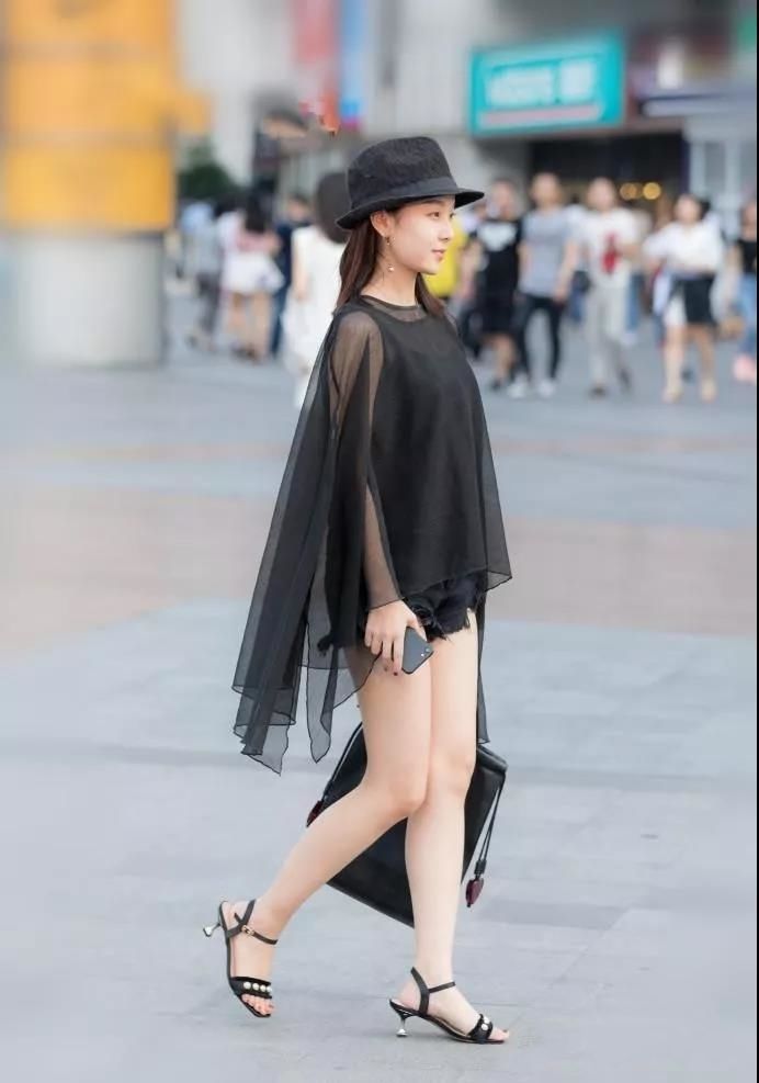 街怕:包臀连体裙+高跟凉鞋，夏日清凉风挡不住