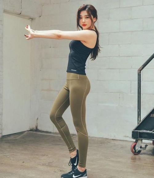 紧身打底裤：苗条高挑的美女，更显女性身材高挑！