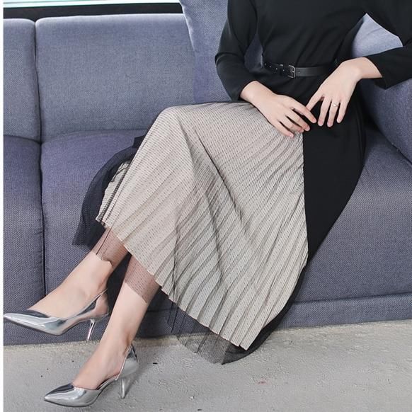 会打扮的婆婆，死活不穿妈妈装，刚入秋就买了秋裙配丝袜，超美嫩