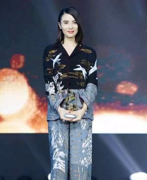  [时髦]小宋佳时尚感再度飙升，花睡衣穿出高级感，又美又飒太惊艳！