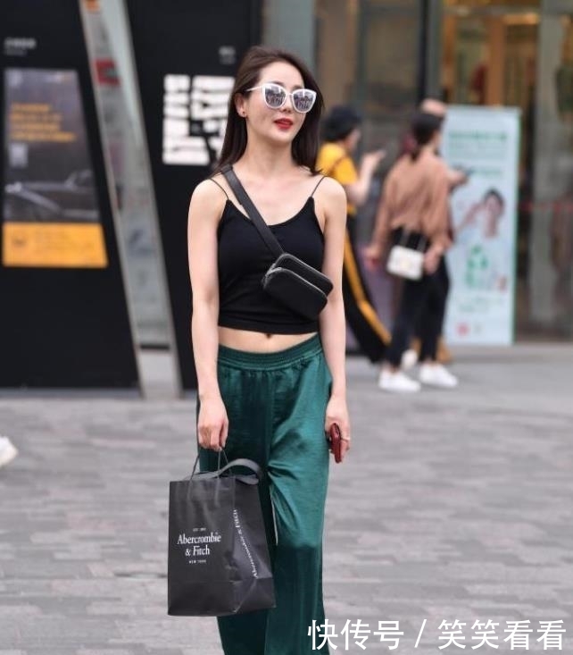 『 脚下一双』时尚穿搭，散发出个性魅力，美女街拍身材完美的小姐姐