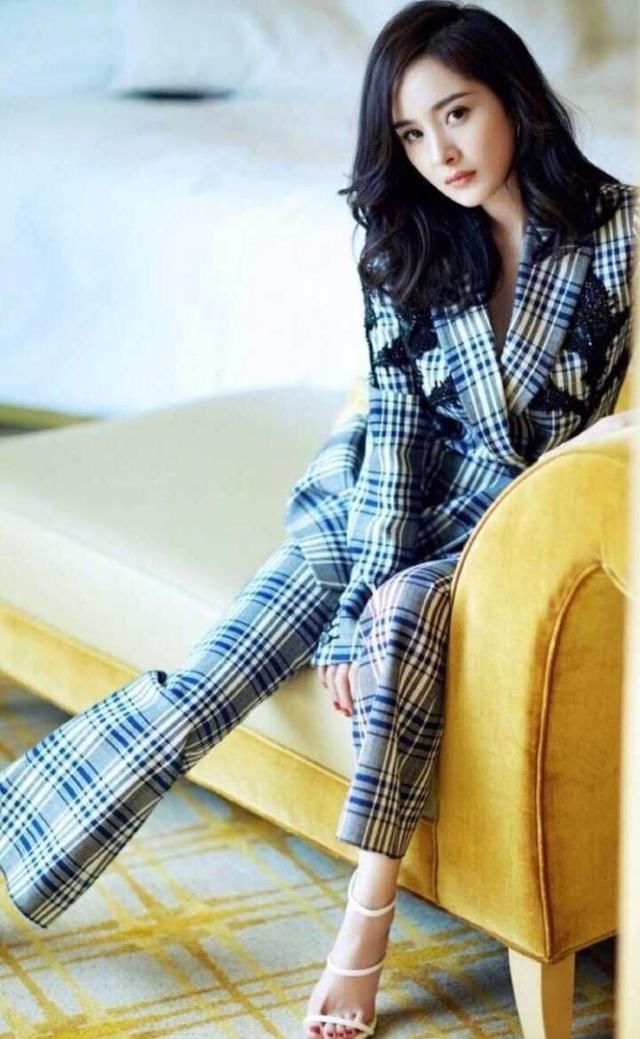 女星同穿西装，宋茜嘻哈范，杨幂御姐范，李宇春高级感十足！