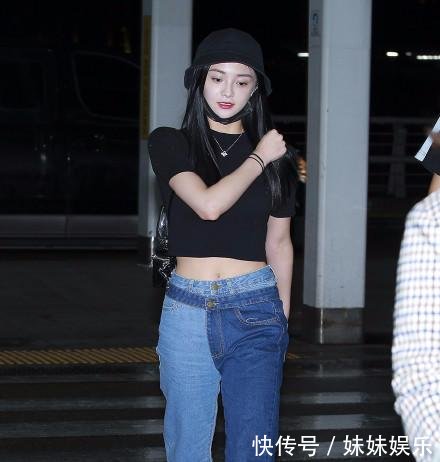 周洁琼真敢穿，牛仔裤外面又缝了半截裤子，原谅我看不懂这种时尚