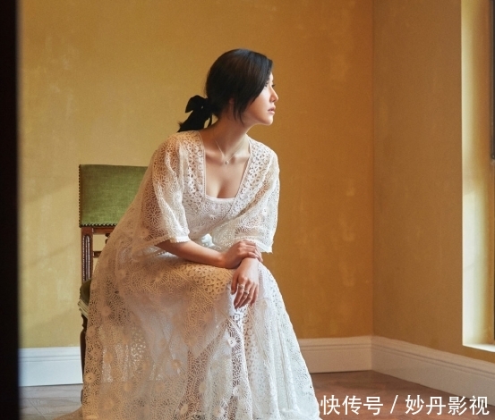 # 杨子姗的穿搭#看上去性感又撩人，杨子姗性感蕾丝裙看得人心都醉了！抹胸的设计