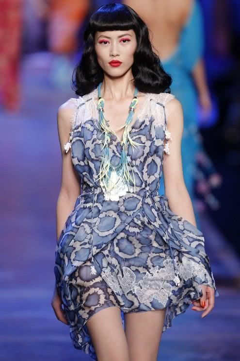 刘雯的鞋子太猛了，绕了双腿足足9圈，腿不长还真不敢穿！