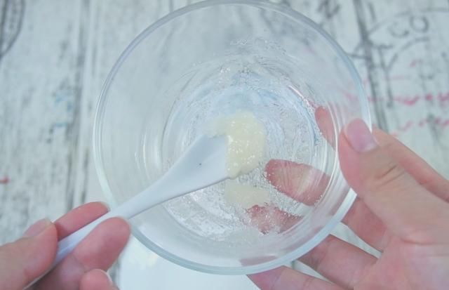 把蜂蜜放在白糖上太厉害了！解决了女人夏天的烦恼，实用还省钱