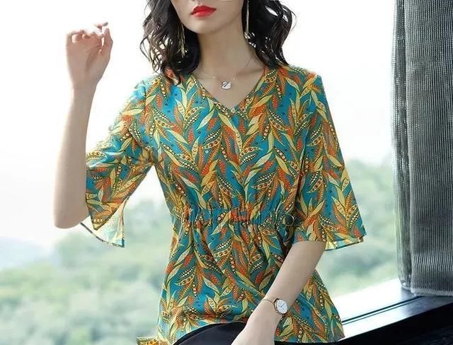  迷人■女人过了50岁,少穿妈妈装,多穿这样的打底小衫,知性迷人