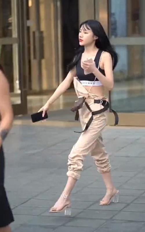 模样水灵小巧的小姐姐，随手一个赞！