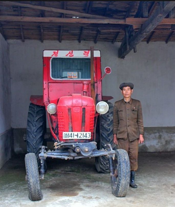  手工@朝鲜农民如何收庄稼？一靠手工二靠牛，机械相当少见