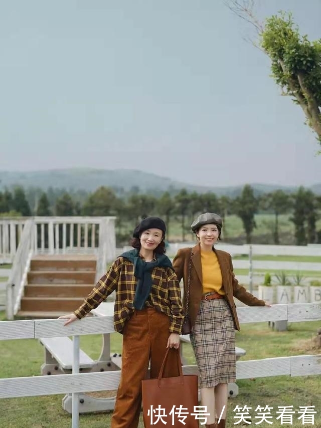 『管是搭配』女人过了50岁尽量不要打底裤配短靴，学三木妈妈这样穿，时髦减龄