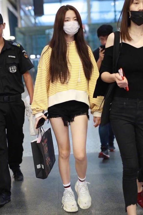 杨超越现身机场，条纹卫衣配短裤，大长腿实力抢镜