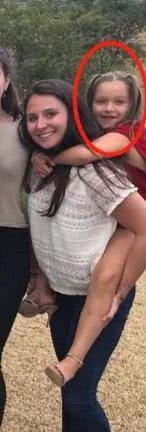 贝克汉姆与地狱厨神乡下度假，两家人拍大合照，小七小红裙瞩目