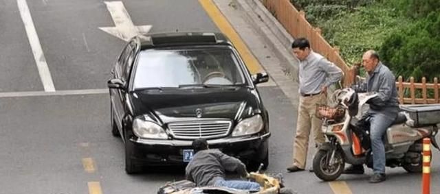  [碰瓷者]开车遇到“碰瓷”不要慌，说出这3句话，很容易吓跑对方