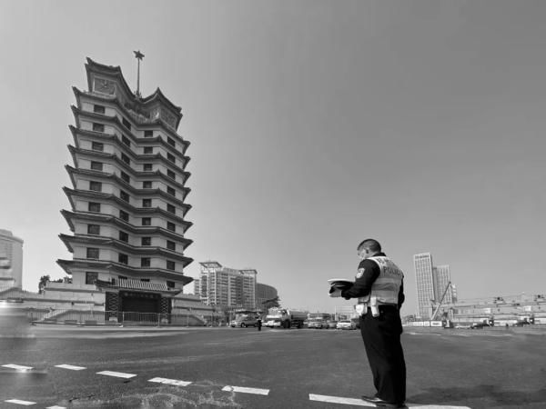  『广场』今日10时，郑州鸣防空警报，全市降半旗志哀