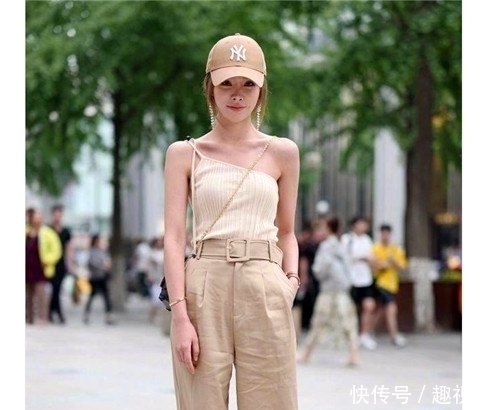  『小姐姐』街拍：超可爱的小姐姐，大长腿十分亮眼，非常有女人味