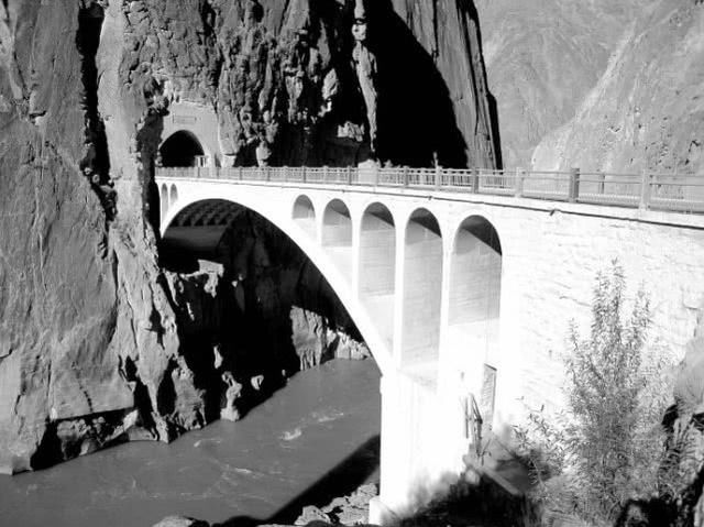 国内最棒的一座大桥，常年有武警把守，而且游客是不能够拍照的！