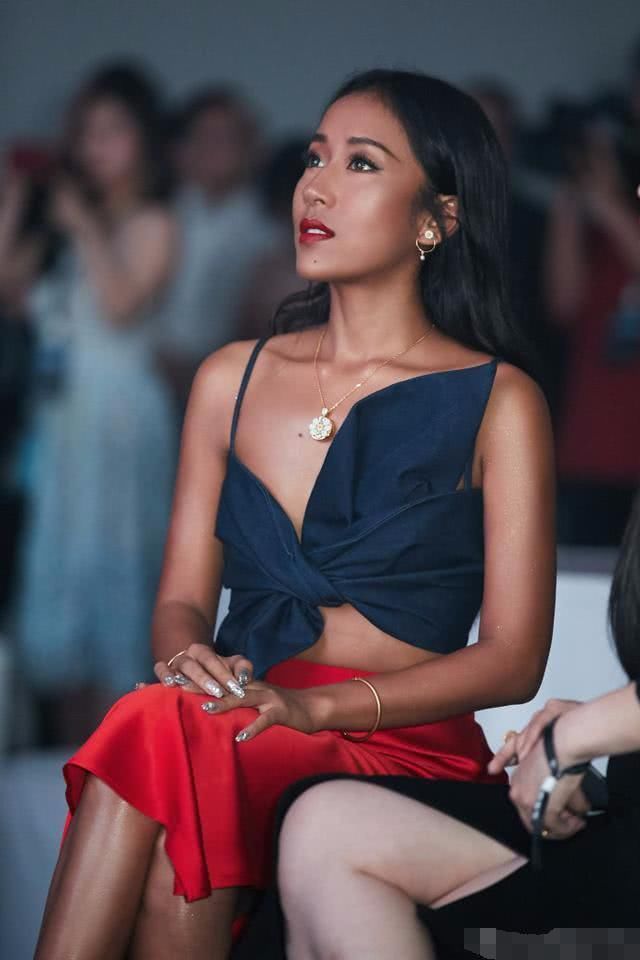 吉克隽逸胸前裹了一块布就亮相活动，网友：黑美人