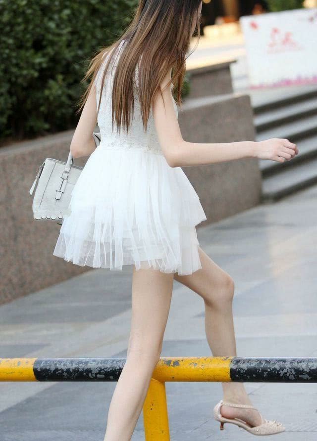气质小姐姐穿搭蕾丝连衣蓬蓬裙，跨个栏杆尽显她修长的大美腿