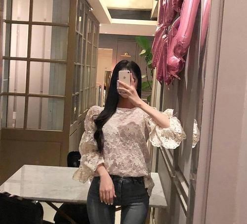  不失@牛仔裤减龄时髦有魅力，年轻又不失风情，尽显曼妙腰身女性美！