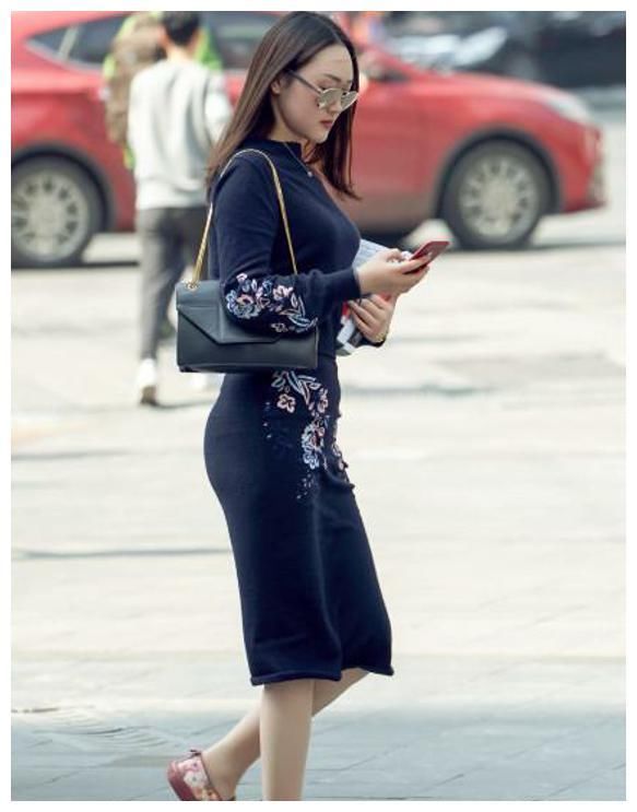 街拍：图1活力百褶裙，图2露肩上衣，图3气质清冷宛如初恋！