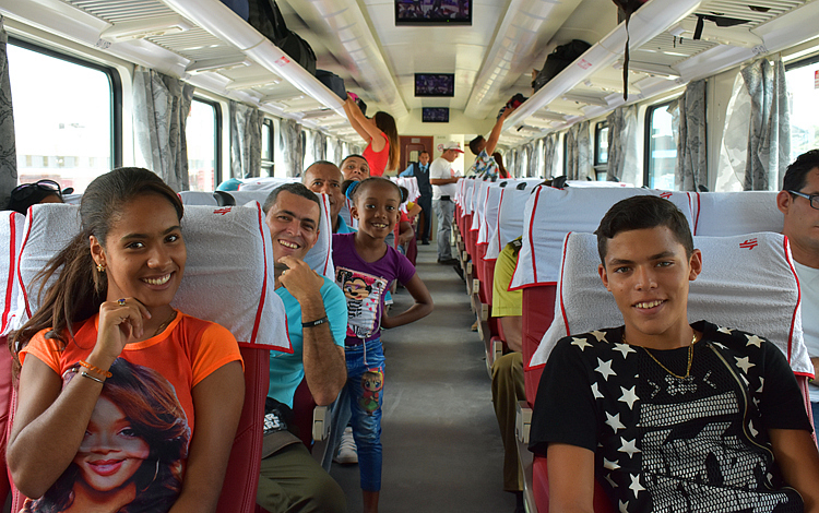 跨越半个地球，中国制造的火车成功登陆古巴！外媒有划时代意义