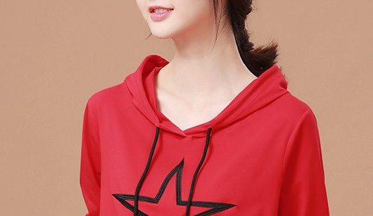 46岁老婆真会打扮!秋天穿这“卫衣+小脚裤”，洋气嫩美像30