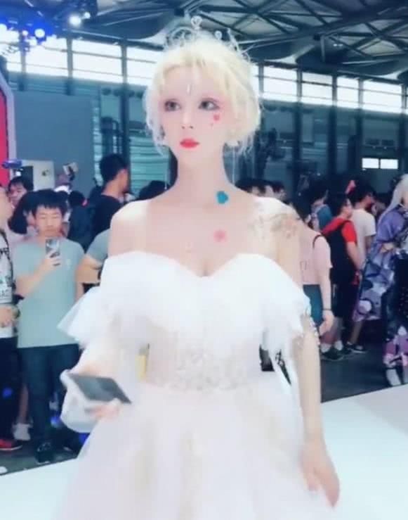 性感迪丽拉上线，突破以往尺度？网友：没有漫画腿差评！