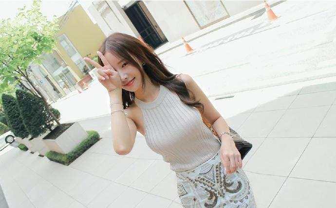 紧身上衣配紧身包臀裙, 好身材完美展现出来了